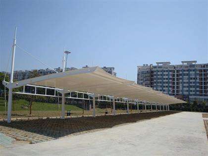 膜結(jié)構(gòu)停車棚的結(jié)構(gòu)形式分幾種？