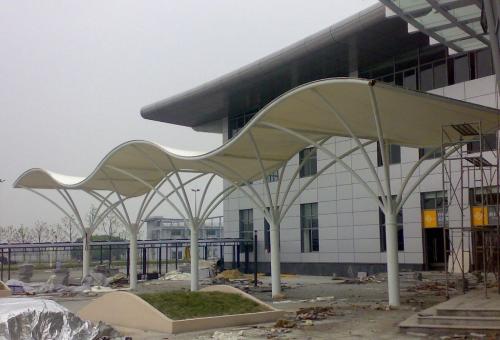 膜結(jié)構(gòu)車棚比傳統(tǒng)車棚優(yōu)點(diǎn)在哪？